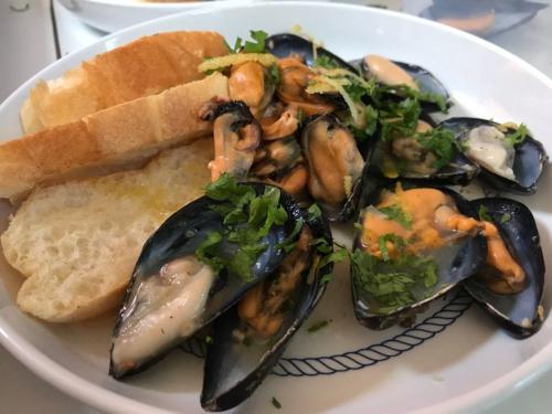 Mejillones cocinados a bordo en un velero durante una gira por el Archipiélago de La Maddalena