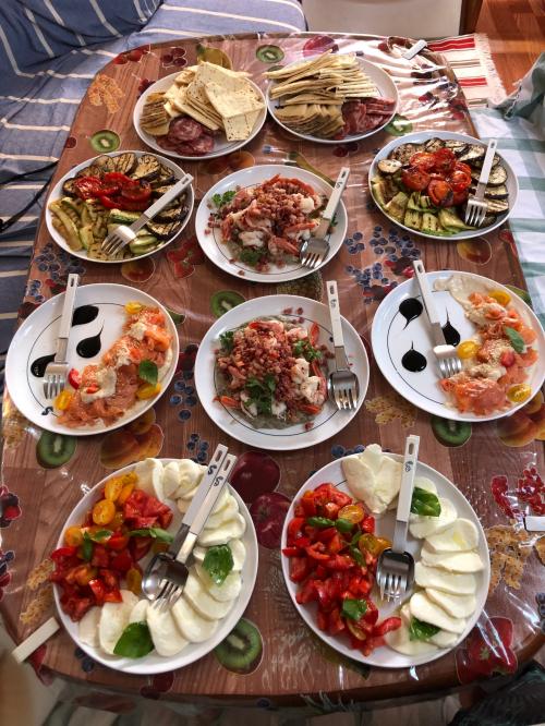 Aperitif an Bord eines Segelboots im La Maddalena-Archipel