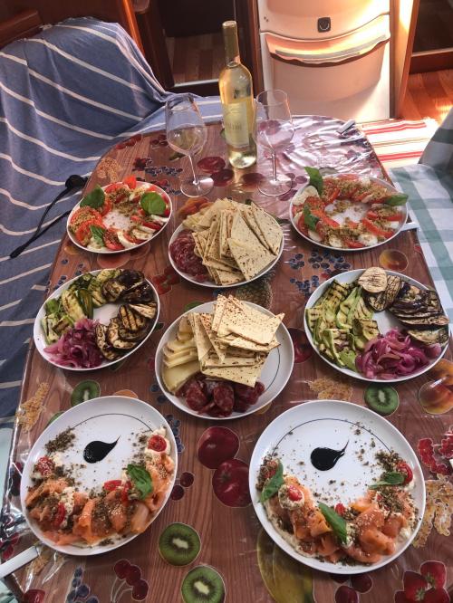 Aperitivo servito a bordo di una barca a vela nell'Arcipelago di La Maddalena