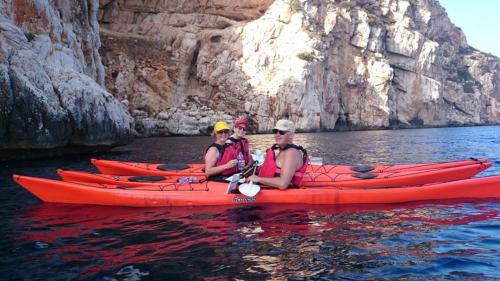 Escursionisti in kayak nel mare di Alghero 