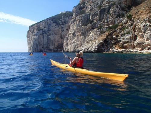 Escursionista in kayak nella costa di Alghero