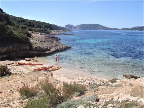 <p>Cala con mar turquesa en la costa de Alghero</p><p><br></p>