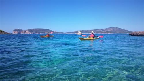 Mare blu della costa di Alghero in cui fare escursione con guida in kayak