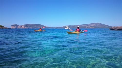 <p>Mar azul de la costa de Alghero en el que hacer excursión con guía en kayak</p><p><br></p>