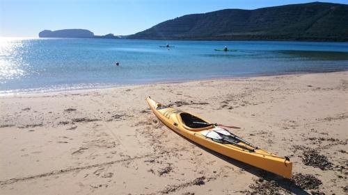 Kayak in spiaggia con vista su Capo Caccia ad Alghero