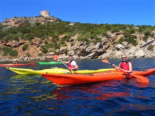 Gruppo di persone in kayak durante tour guidato nel mare di Alghero