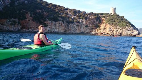 Escursionista in kayak nella costa di Alghero