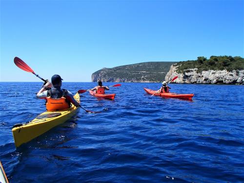 <p>Kayakers in the sea of Alghero</p><p><br></p>