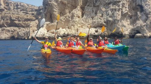 Group of people in a kayak to discover the coast of Alghero