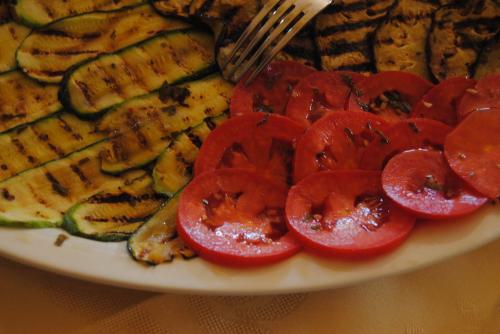 guarnición de tomates y calabacines