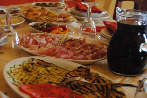 aperitivos de la comida típica sarda en el agriturismo Nulvi