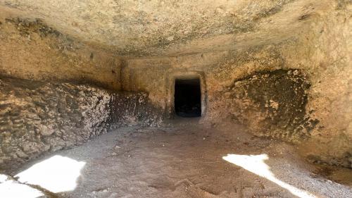Das Innere der Nekropole von Su Crocifissu Mannu