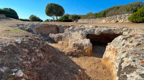 Vestiges de la nécropole de Su Crocifissu Mannu