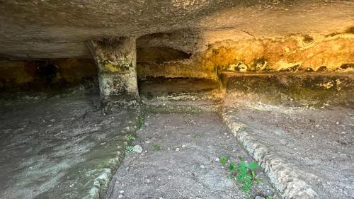 Salle avec colonne rectangulaire de la nécropole du nord-ouest de la Sardaigne