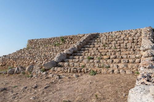 Escalier de l'autel du Monte d'Accoddi dans le territoire entre Sassari et Porto Torres