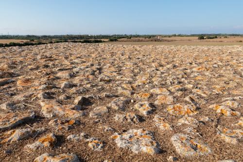 Sommet de l'autel du Monte d'Accoddi dans le nord-ouest de la Sardaigne