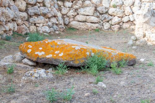 Pierre au pied de l'autel du Monte d'Accoddi dans le nord-ouest de la Sardaigne