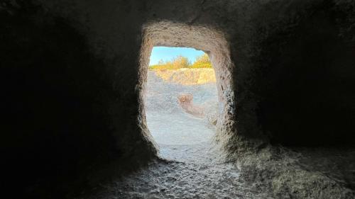 Porte d'une chambre dans la nécropole de Crocifissu Mannu, au nord-ouest de la Sardaigne