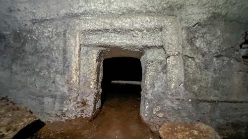 Porta all'interno della necropoli di Su Crocifissu Mannu