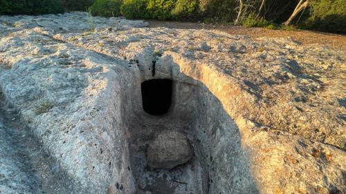 Entrée de la tombe de la nécropole dans la région de Porto Torres, au nord-ouest de la Sardaigne