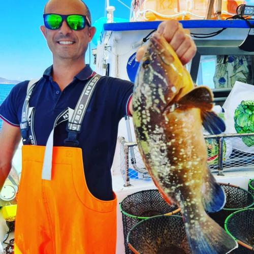 Capitán con pescado recién capturado