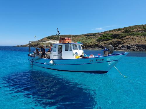 Barca di pescaturismo durante escursione giornaliera all'Asinara