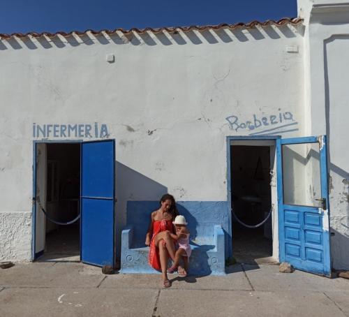 Mère et fille dans l'ancienne prison de l'Asinara