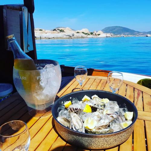Oysters served aboard the gozzo at Asinara