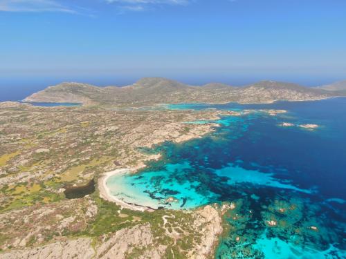 Vista panoramica sull'isola dell'Asinara e mare cristallino