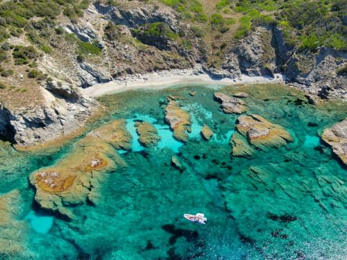 Panoramablick auf die Insel Asinara und kristallklares Meer