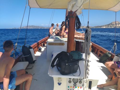 Passagiere an Bord des Vintage-Segelschiffs