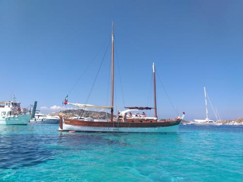 Weinlese-Segelschiff im kristallklaren Meer