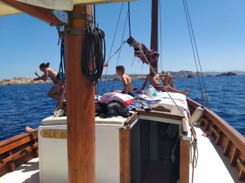 Passagiere, die vom Segelschiff tauchen