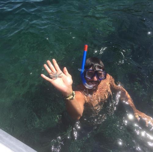 Ragazzo fa snorkeling durante tour giornaliero in gommone
