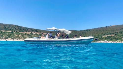 Schlauchboot in den azurblauen Gewässern des Golfs von Cagliari