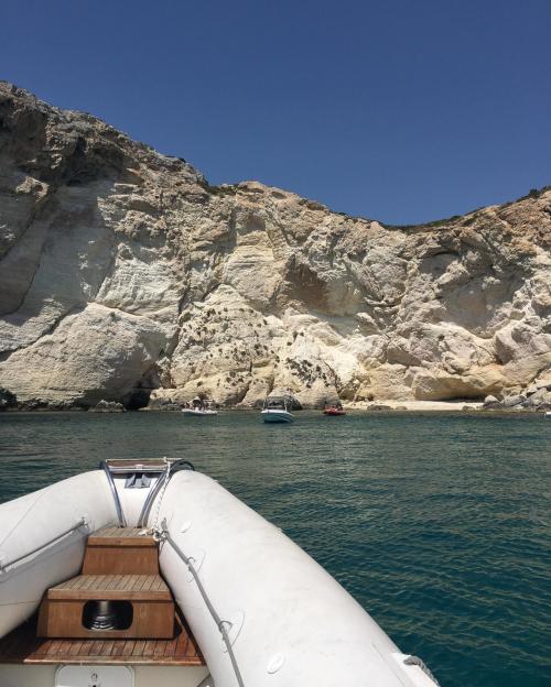 Schlauchboot an der Küste von Cagliari