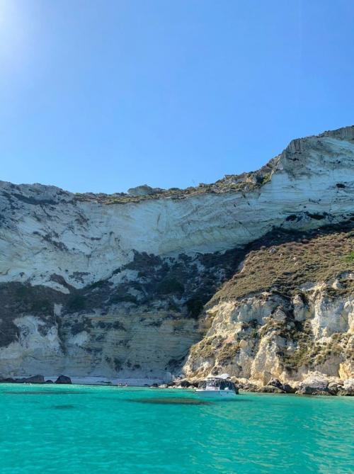 Felsige Küste im Golf von Cagliari