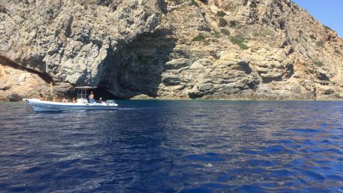 Schlauchboot mit Wanderern auf dem blauen Meer des Golfs von Cagliari
