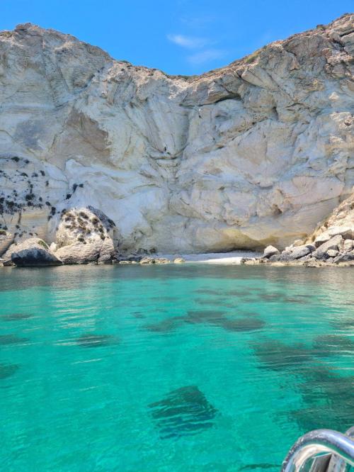 Crique cachée avec paroi rocheuse et eau bleue dans le golfe de Cagliari