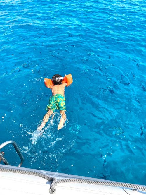 Enfant en apnée dans les eaux bleues du golfe de Cagliari