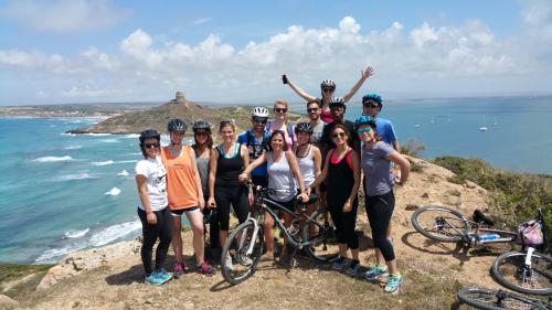 Grupo de ciclistas durante el tour en bicicleta por el oasis natural de la península del Sinis