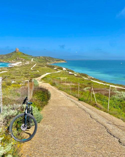 Paisaje impresionante desde un mirador en el tour en bicicleta por la península de Sinis