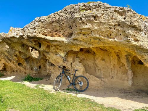 Parada del tour en bicicleta en una increíble formación rocosa en la península de Sinis