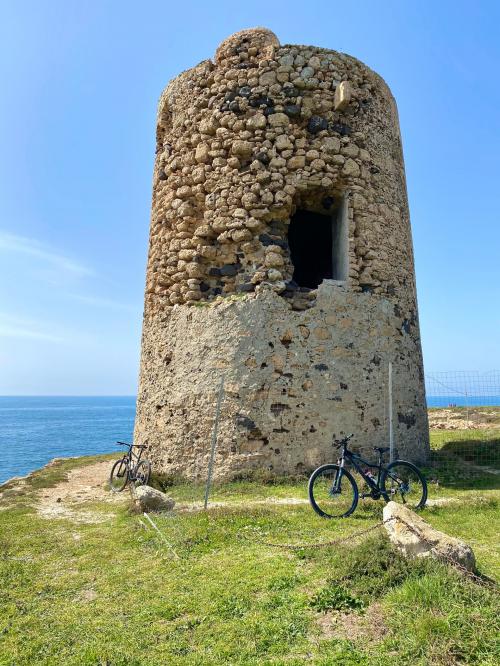 La torre del Sevo, visible durante el tour en bicicleta por el área natural de la península de Sinis