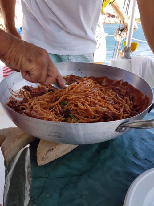 Pasta serviert an Bord eines Katamarans