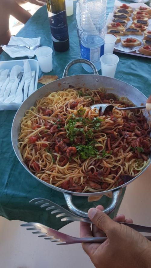 Pasta serviert an Bord eines Katamarans