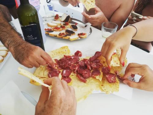 Der sardische Aperitif diente an Bord eines Katamarans
