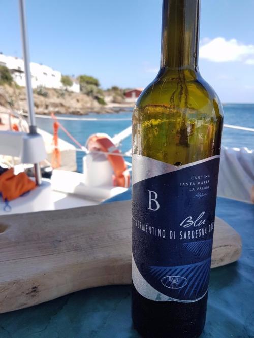 Vermentino-Wein an Bord eines Katamarans