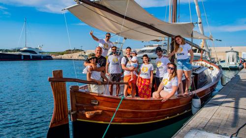 Gruppo di persone a bordo del veliero Mastro Pasqualino