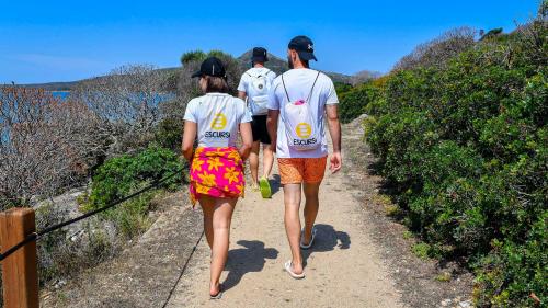 Tre ragazzi passeggiano a Cala Reale